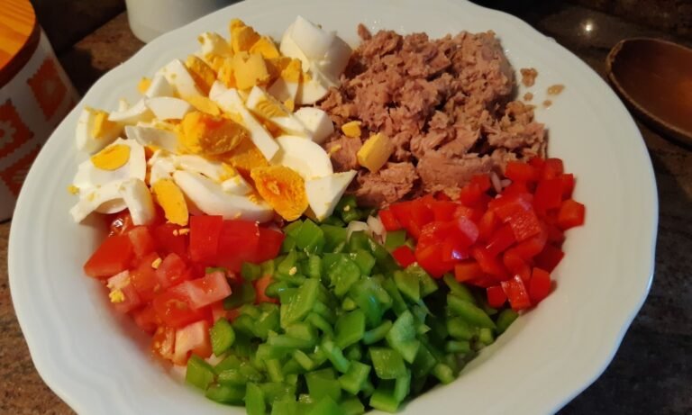Receta de ensalada fresca de atún y huevo