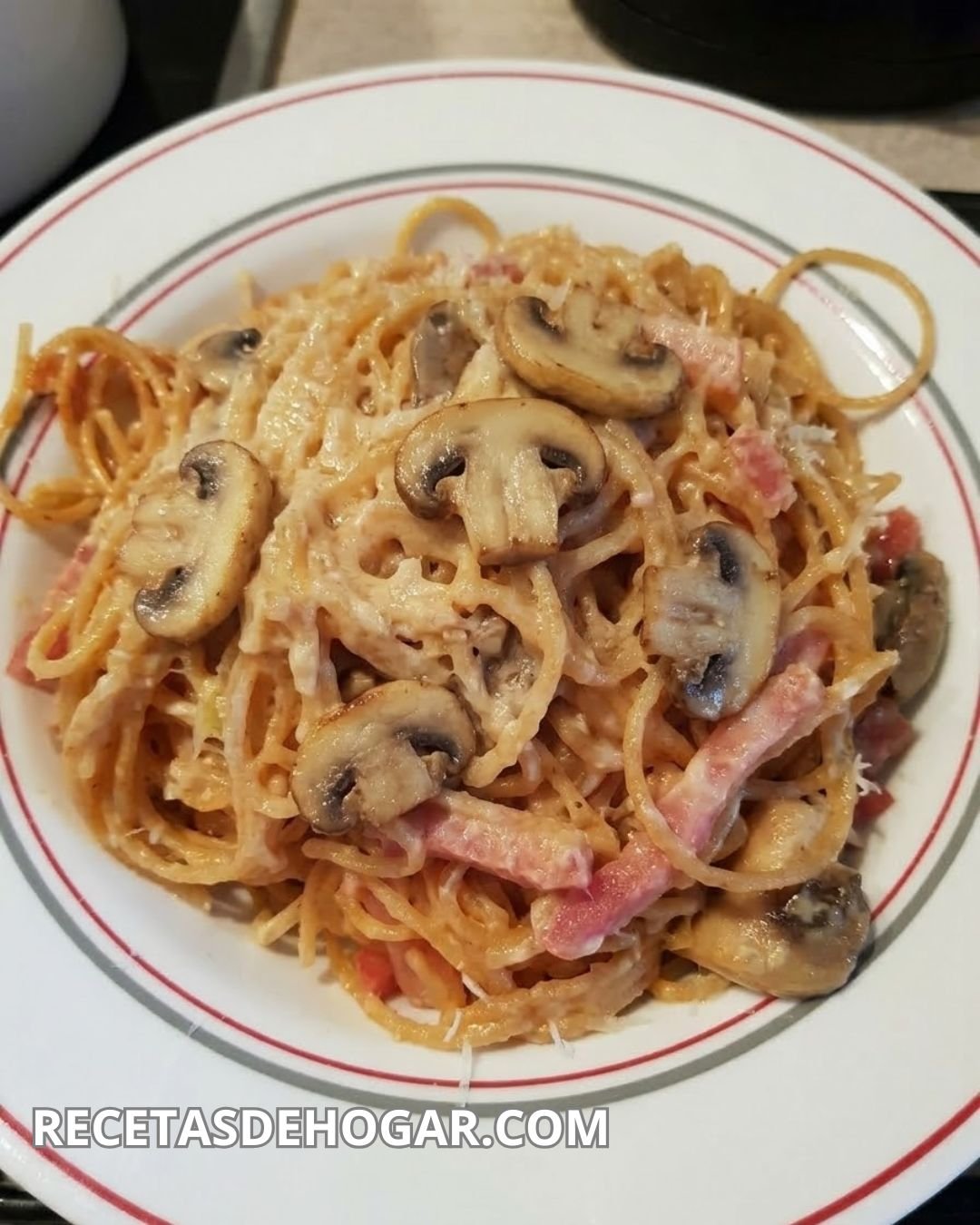 Espaguetis con nata bacón y champiñones receta casera fácil