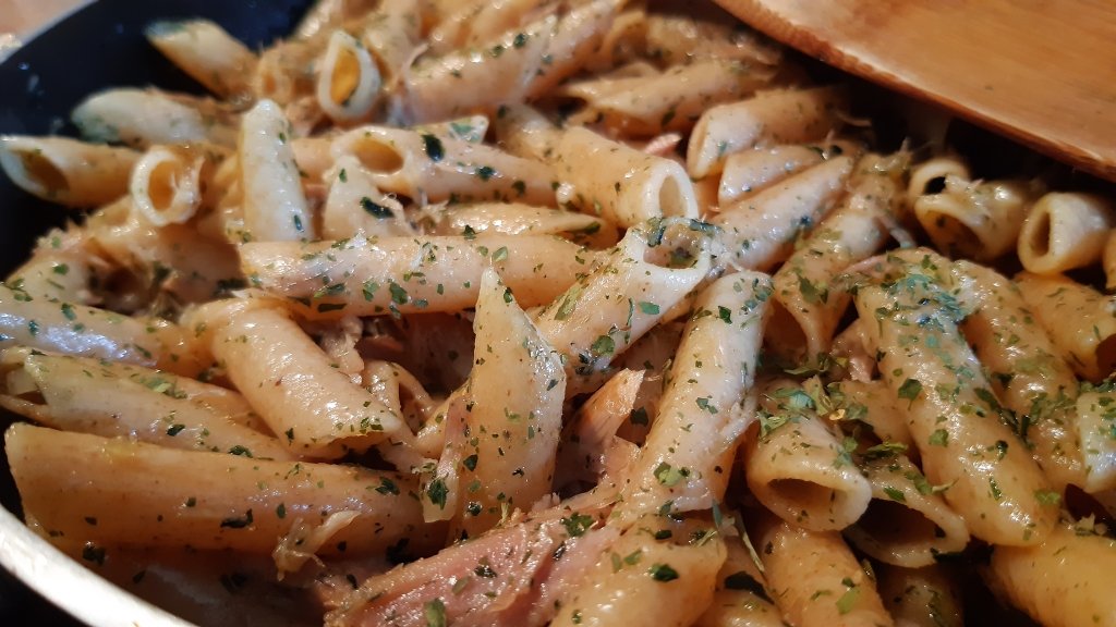 Receta de macarrones al ajillo con atún