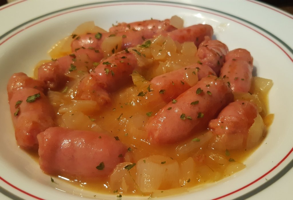 Receta fácil de salchichas frescas encebolladas
