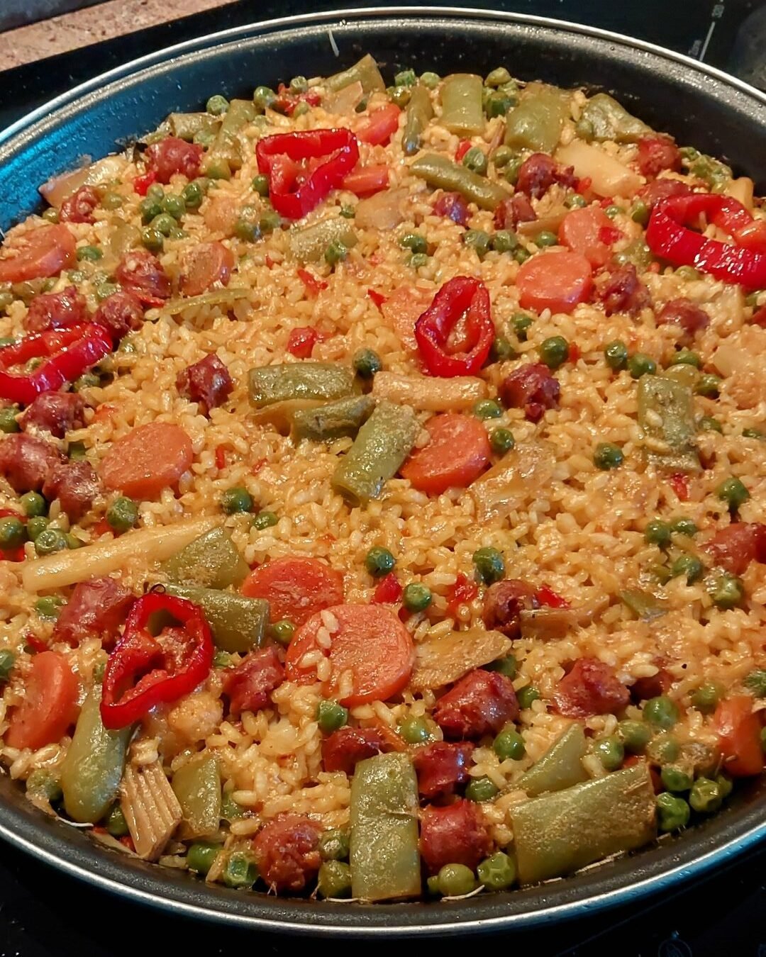 Arroz con salchichas y sobras de verdura